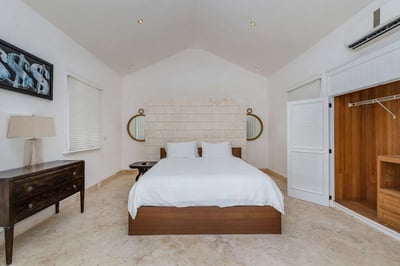 Luxury Villa Photo #32