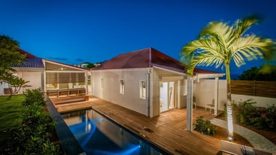 By Night: Modern and chic outdoor lightings.
 