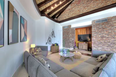 Luxury Villa Photo #26