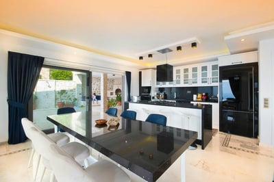 Luxury Villa Photo #12