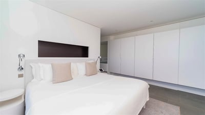 Bedroom 5: On the lower level. King size bed, air conditioning, ceiling fan, HD-TV, dish n
