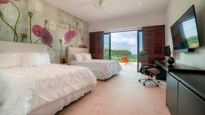 Luxury Villa Photo #24