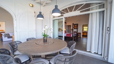 Outdoor Lounge & Dining Area