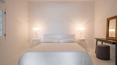 Bedroom: King size bed, air conditioning, HD-TV, Apple TV, programmable safe. Adjoining bathroom wit