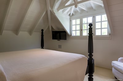 Bedroom 8: On the upper level of the Guest house. Air conditioning, ceiling fan