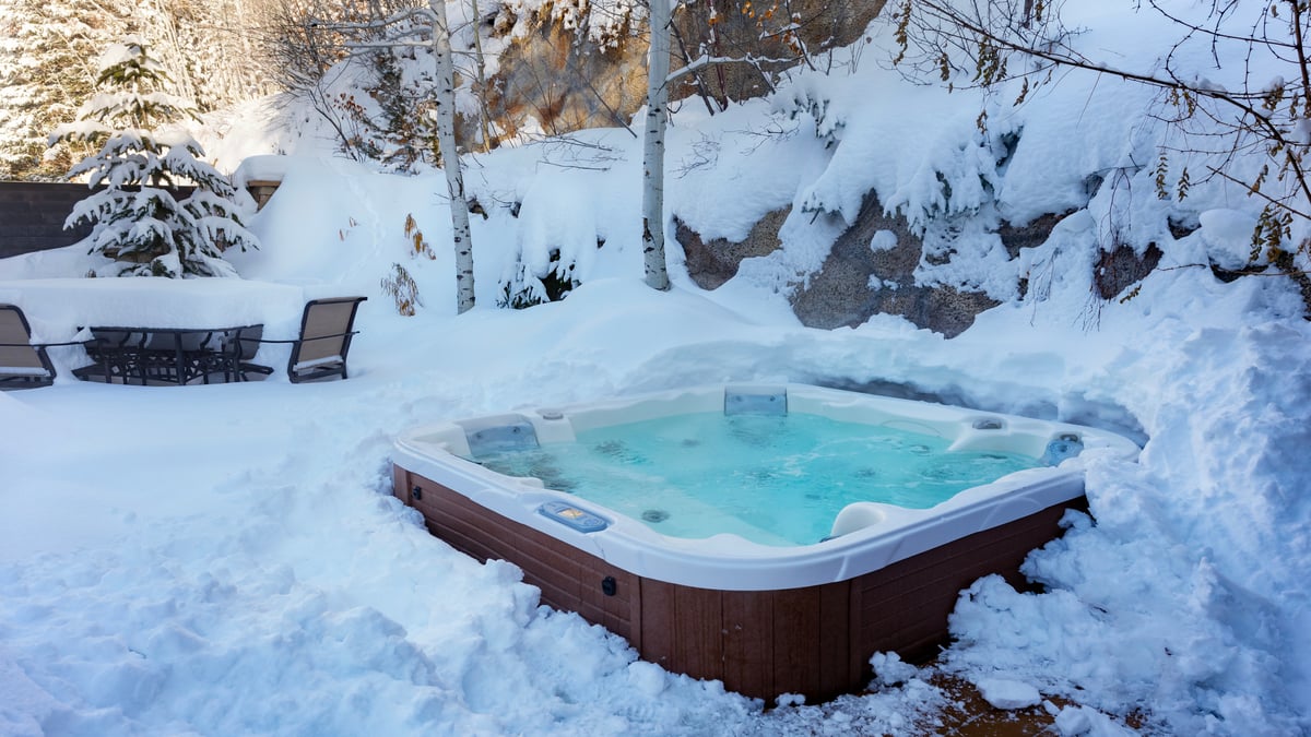 Hot tub on back patio in winter - Image 37