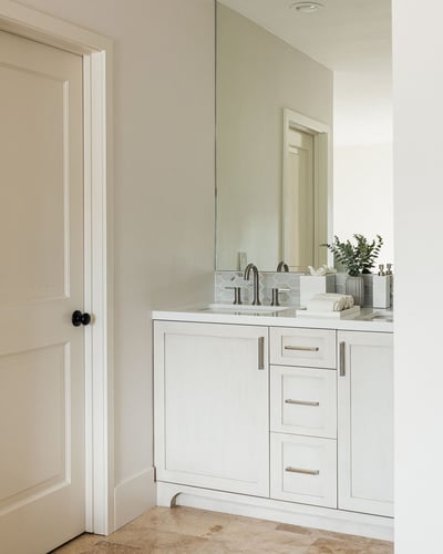 Guest bedroom 8 en suite bath