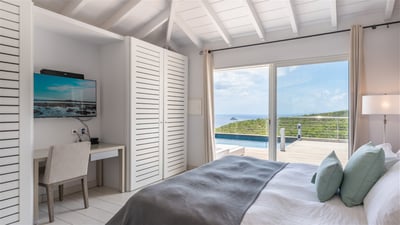 Bedroom 3: King size bed, mosquito nets, air conditioning, safe, HD-TV with American satellite, adjo