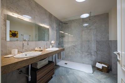 Luxury Villa Photo #23