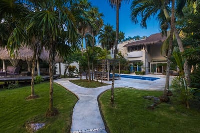 Luxury Villa Photo #36