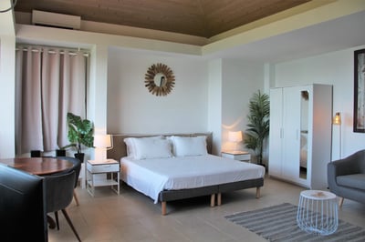 Bedroom 4: In an independant building. King size bed, air conditioning, safe, HD-TV, kitchenette. 