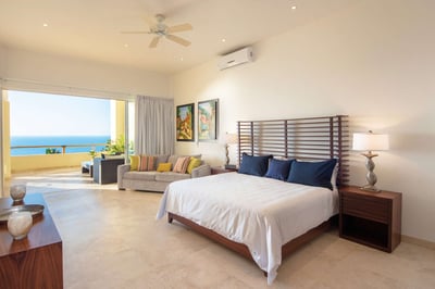 Luxury Villa Photo #23