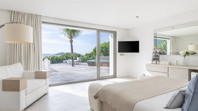 Bedroom 3: Located on the lower level, with ocean view. A king size bed, air conditioning,