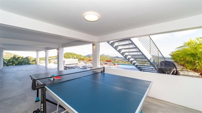 Jacuzzi: Foosball table, a ping-pong table and a cozy corner lounge with refrigerator are at your di