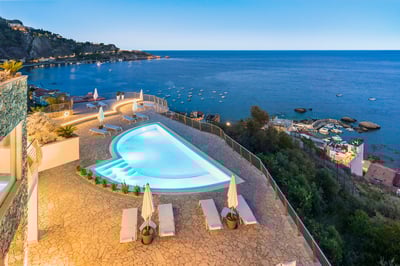 Luxury Villa Photo #3