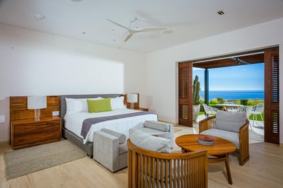 Luxury Villa Photo #32