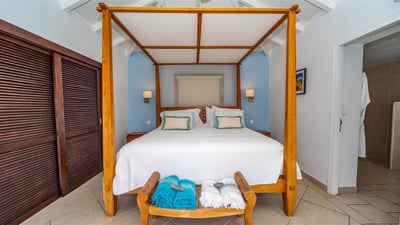 Bedroom 3: King size bed, air conditioning, dressing room, programmable safe. Adjoining bathroom wit