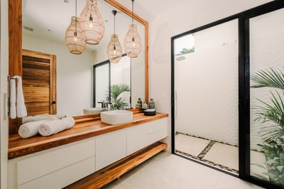 Suite 4 - Private Bathroom