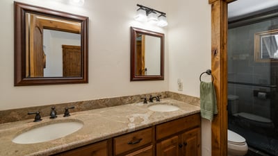 Queen suite 2 ensuite, upper level