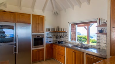 Kitchen & Dining Area: Fully equipped, electric oven, gas stove, dishwasher, fridge and freezer, ice
