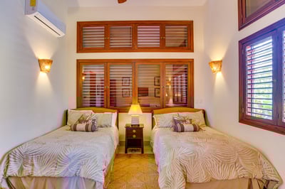 Luxury Villa Photo #30