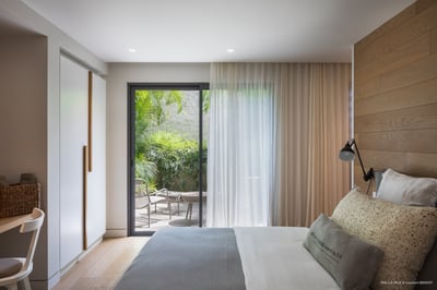Bedroom 2: On the lower level. King size bed, air conditioning, HD-TV, Dish Network, Apple