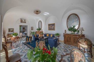 Luxury Villa Photo #18