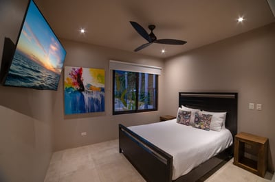 Suite 5 (Queen Bed)