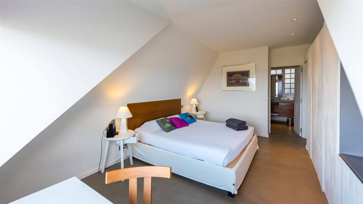 Bedroom 2: On the upper level. King-size bed, air conditioning, HD-TV with French channels - Image 40