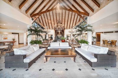 Luxury Villa Photo #9