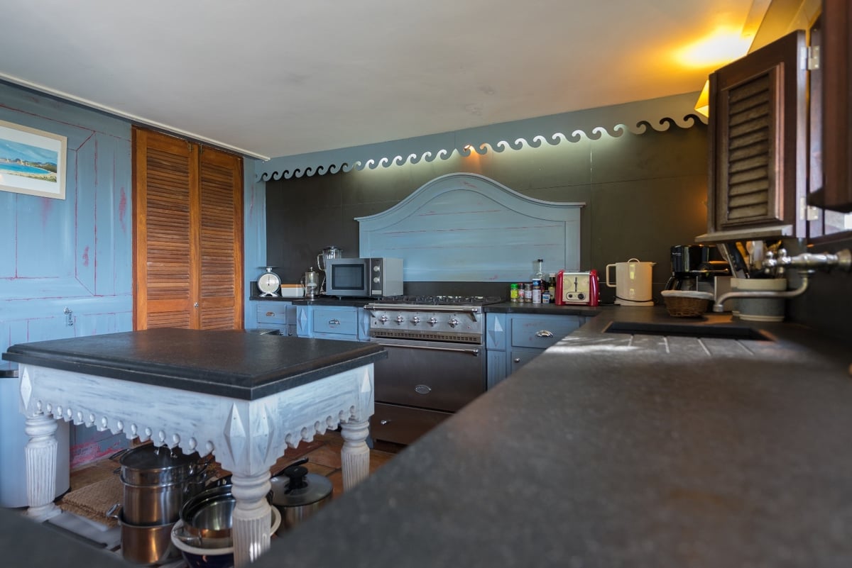 Kitchen: Fully equipped for gourmet, with large windows, pass-through window and bar, close to the p - Image 6