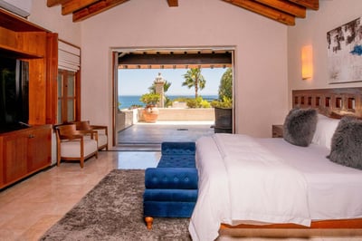 Luxury Villa Photo #23