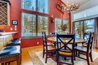 Dining with seating for 6 and bar seting for 3