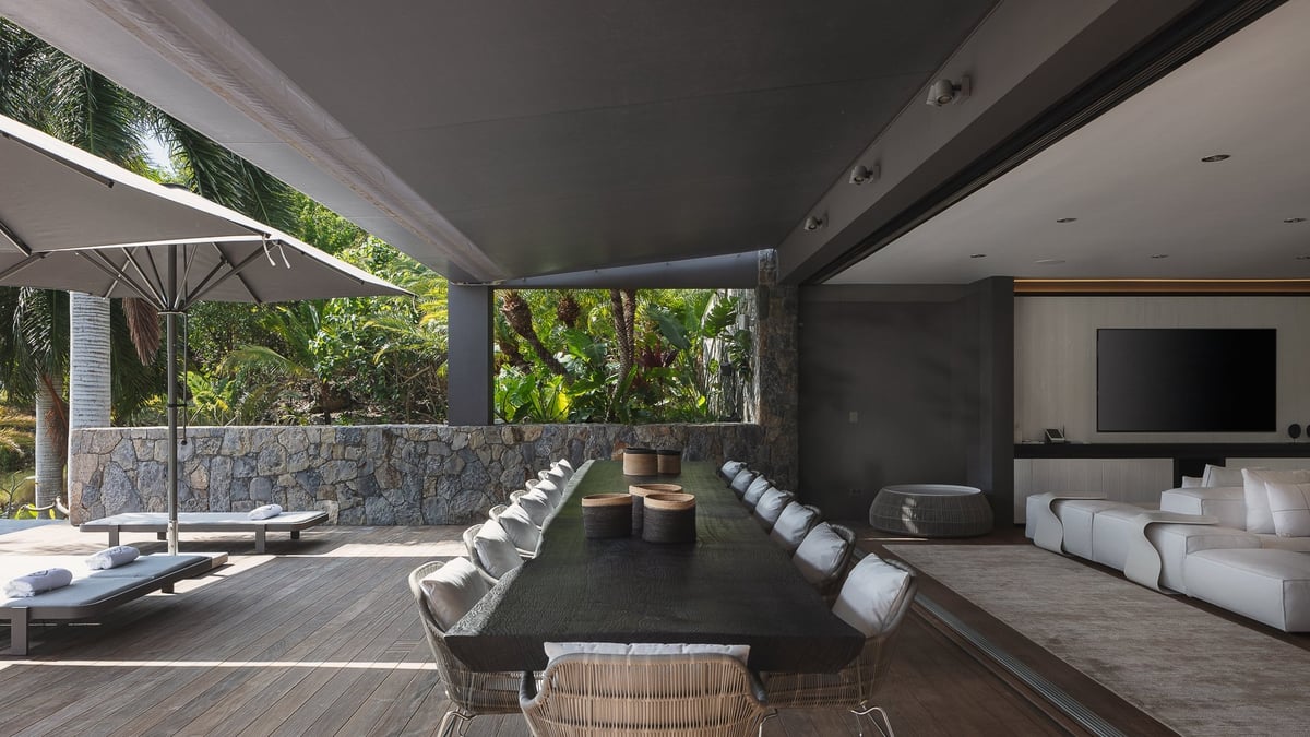 Dining Areas: Indoor and outdoor dining areas for up to 18 guests.  - Image 21