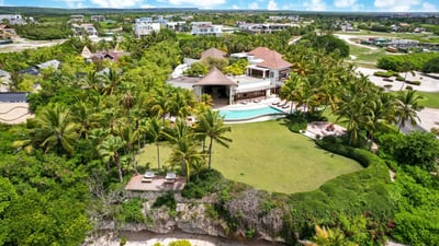 Luxury Villa Photo #3