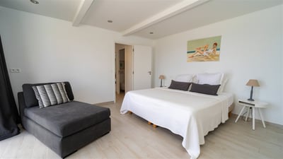 Bedroom 4: On the lower level. King size bed, mosquito screen, air conditioning, HD-TV, Apple TV, sa