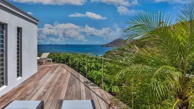 Outdoors: Beautiful views, walking distance to the beach. Private parking at the entrance. 