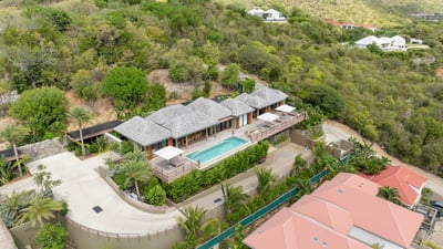 Aerial Views: Drone capture of the property and the neighborhood.&nbsp;