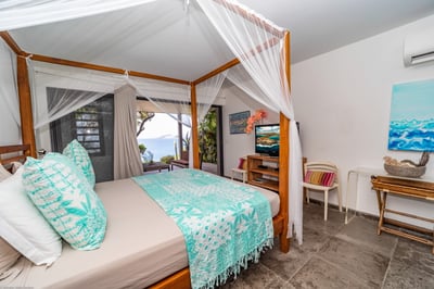 Bedroom 2: On the lower level. Air conditioning, king size bed, HD-TV, Apple TV, safe. En-suite bath