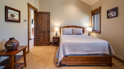 Queen suite, upper level