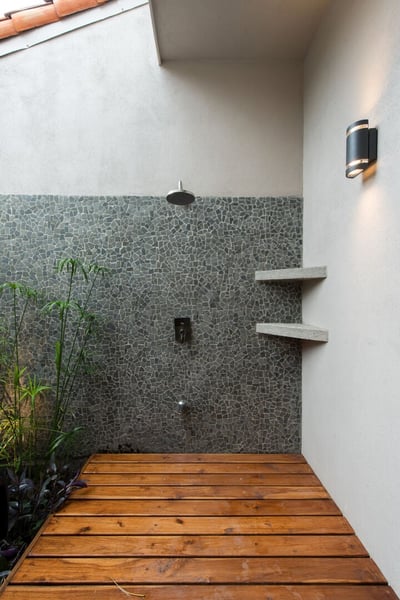 Suite 2&3 Shared Bathroom