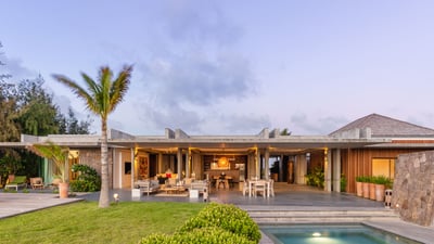 By Night: Modern and chic outdoor lightings.