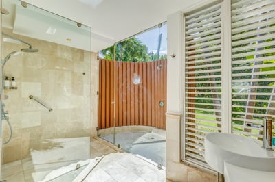 Luxury Villa Photo #25