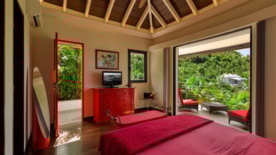 Bedroom 1: On the main level. King size bed, air conditioning, HD-TV. Ensuite bathroom with a shower