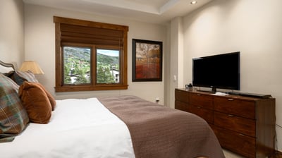 Junior suite with king bed and ensuite