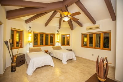 Luxury Villa Photo #38