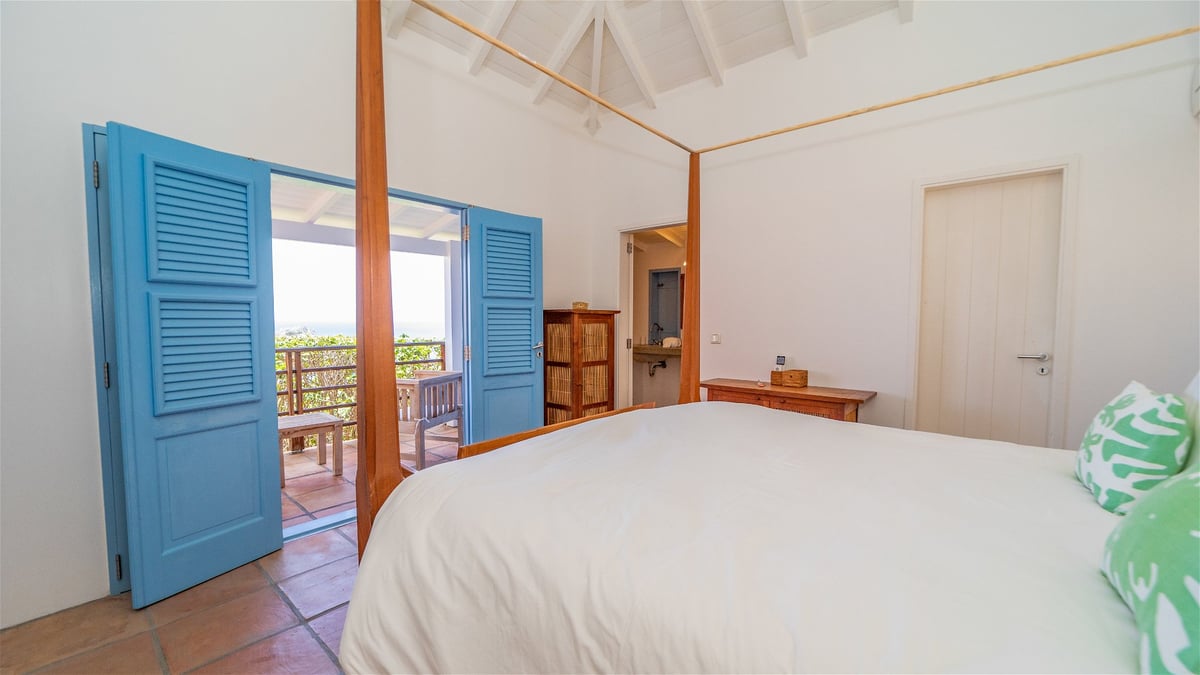 Bedroom 5: Located on a level below the main house. Queen size bed, air conditioning, ensuite b - Image 48