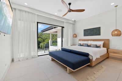 Suite 4: King Bed, AC & TV – Level 2