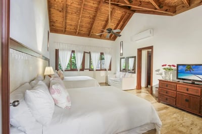 Luxury Villa Photo #26