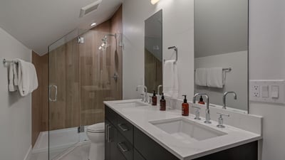 Bunkroom ensuite on upper level